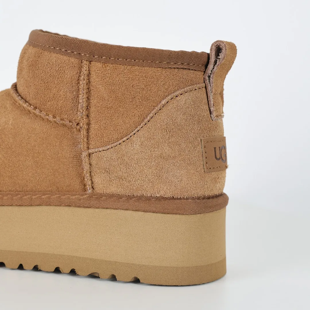 Pick up locally 💰440 The core recommendation is good price E4 UGG Thick-soled short style Zhou Dongyu and Wang Yibo's same series Xiaohongshu popular model Henan Longfeng leather production Cashmere insole is a very suitable choice for keeping warm in winter when going out and at home. In the new year, uug launched a style series, which is partially geared towards the preferences of young consumers and has also been at the forefront of fashion trends. Shoe body material UGGPURE™ implanted wool insole Lightweight non-slip and comfortable rubber outsole With brand LOGO and complete packaging Size: 35 36 37 38 39 40